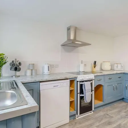 Barncroft: Dogs Welcome, Dog Care Services Offered *