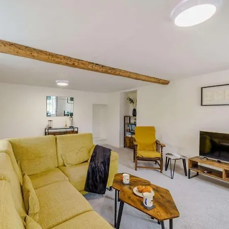 Barncroft: Dogs Welcome, Dog Care Services Offered