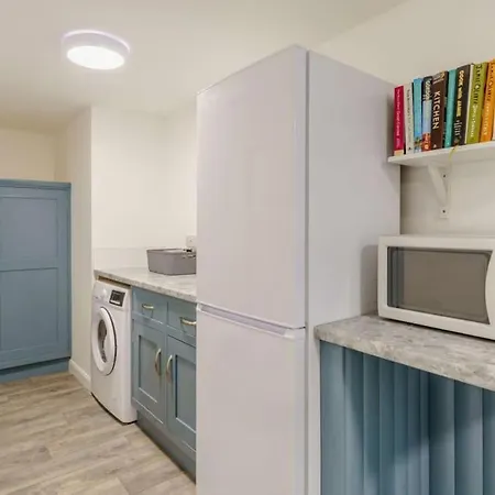 Barncroft: Dogs Welcome, Dog Care Services Offered *